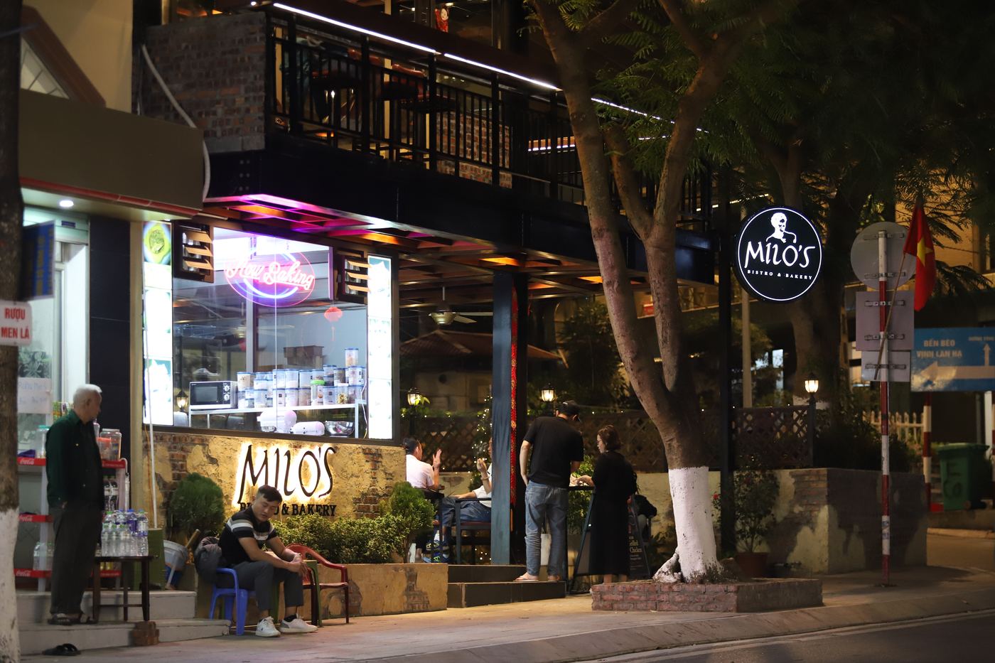 Milo’s Bistro & Bakery về đêm